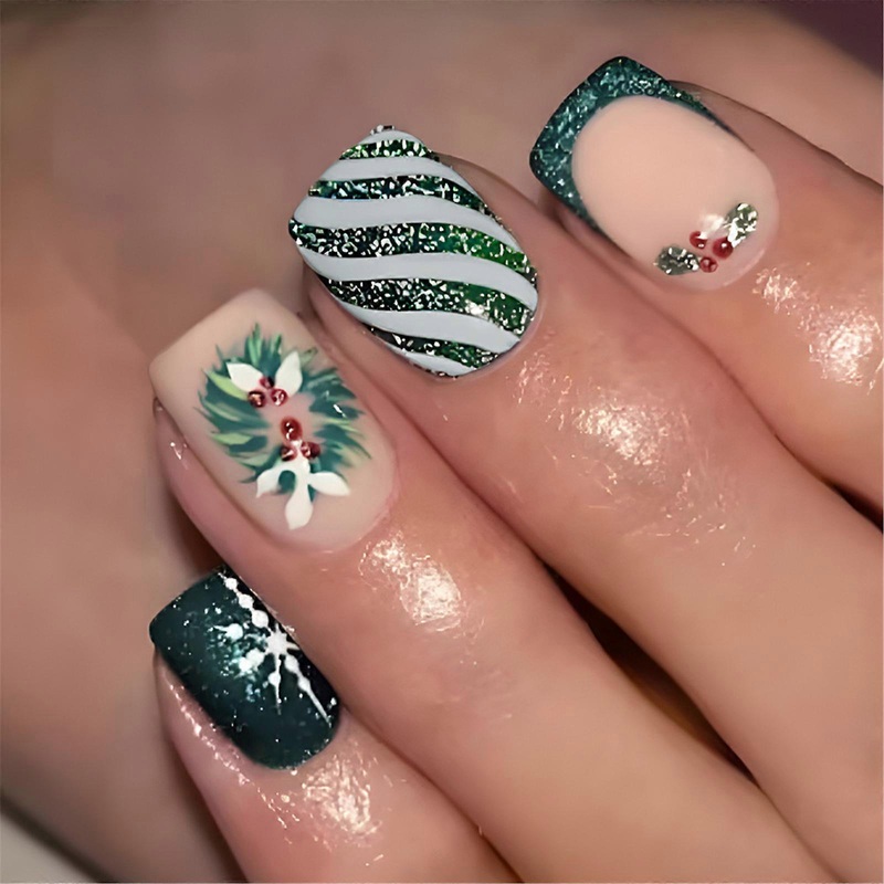24 Pcs Christmas Press On Nail Wreath Stick on Nail Glittering Stripes Acrylic Nail Short Full Cover False Nail